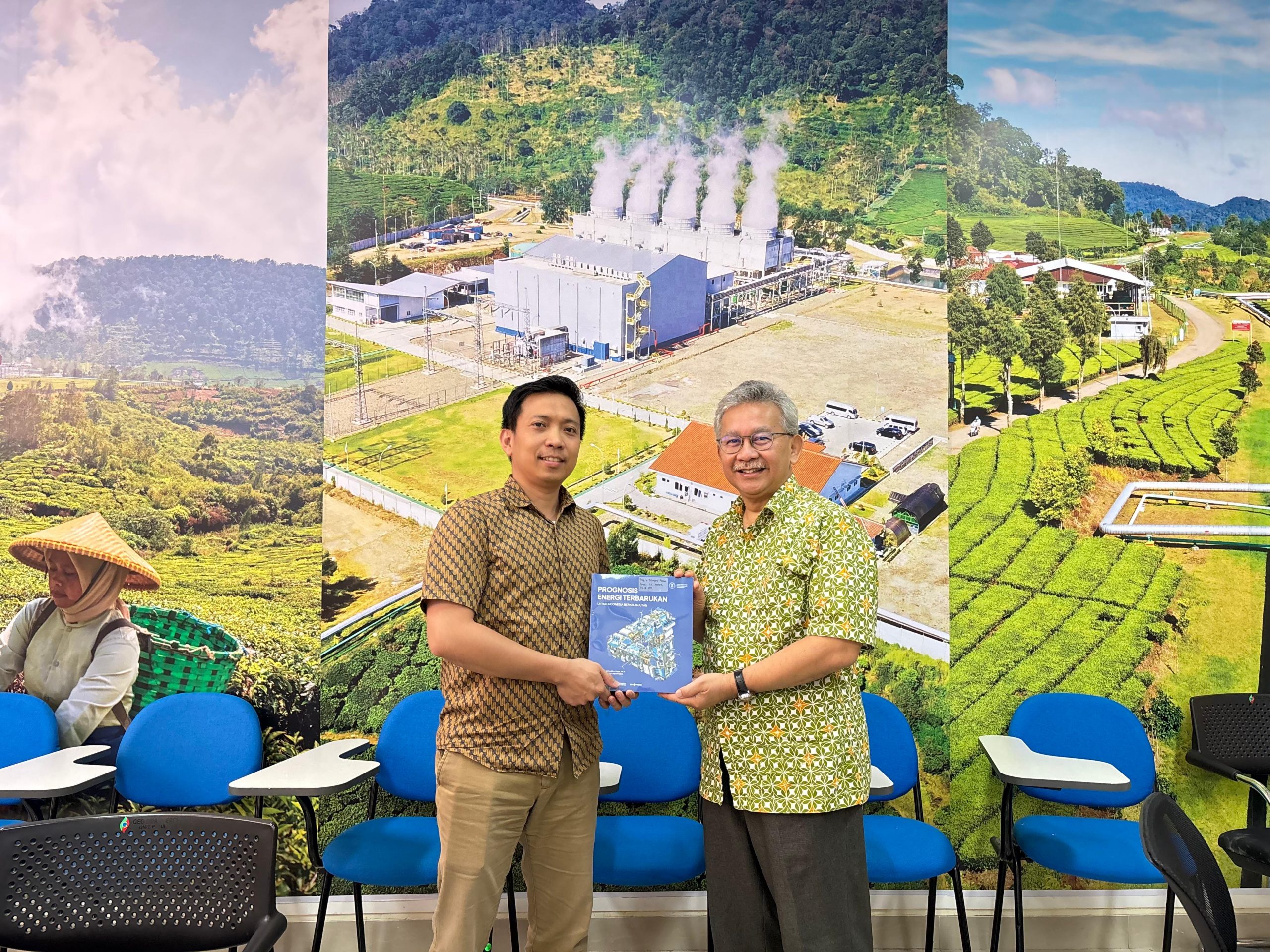 Penyerahan Buku Prognosis Energi Terbarukan untuk Indonesia Berkelanjutan kepada Program Studi Magister Teknik Geotermal ITB